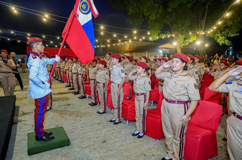 Colégio da PM de Maceió celebra entrega de boinas aos alunos do 6º ano