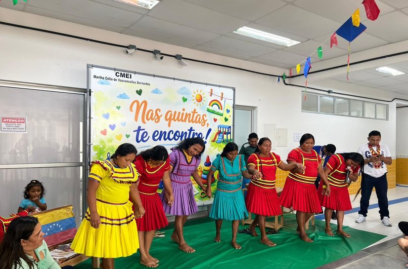 Famílias da etnia Warao levam danças e tradições indígenas para comunidade escolar