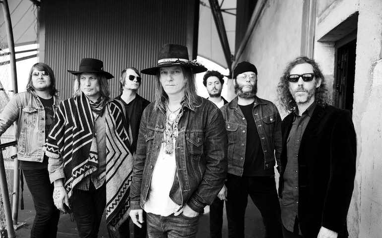 Integrantes de banda de rock brigam no palco após guitarrista ser 'demitido' ao vivo