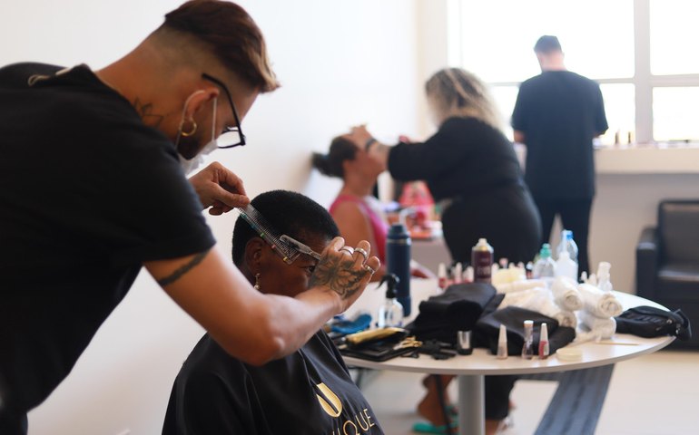 Pacientes do Hospital do Coração Alagoano recebem tratamento de beleza