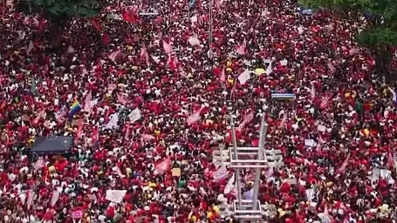 População comemora resultado das eleições e repete o clima de mobilização da campanha