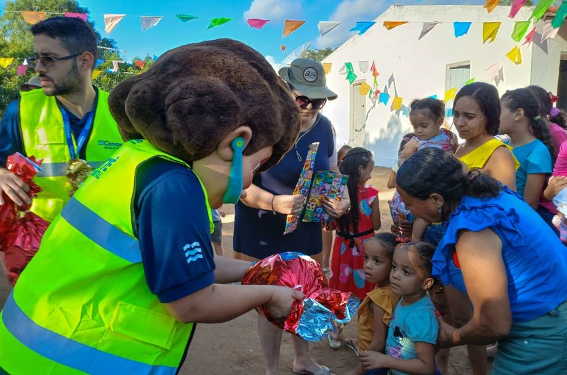 Conasa Águas do Sertão e S.O.S Caatinga levam alegria para 150 crianças no Povoado Caboclo