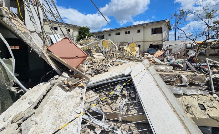 Entulhos do prédio que desabou em Maceió, após explosão em apartamento