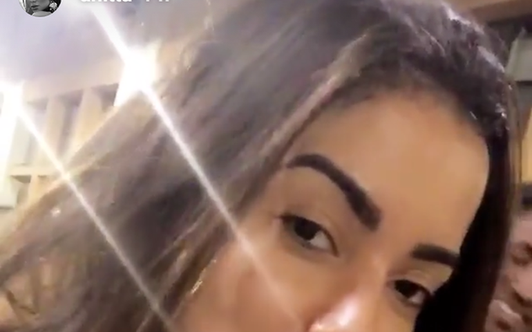 Anitta é flagrada por paparazzo sem maquiagem e brinca: &#8216;Estou arrasada&#8217;