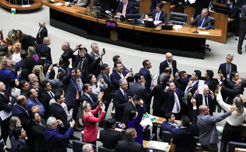 Câmara aprova em primeiro turno a PEC do corte de gastos do governo