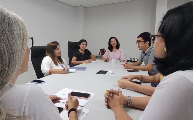Profissionais de saúde realizam Ciclo de Oficinas de Aprendizagem para cuidadores da pessoa idosa