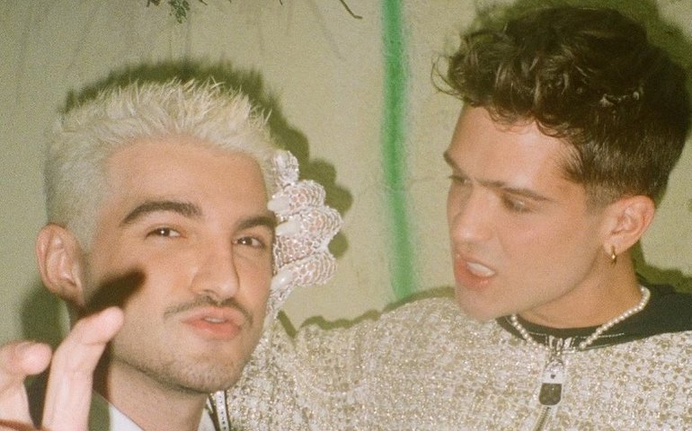 Cantor Jão leva 'lambida' de João Guilherme, filho de Leonardo, em novo clipe