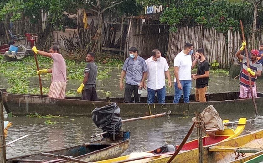 Operação Gari Pescador tira 30 toneladas  de lama, lixo e baronesa da Laguna Manguaba