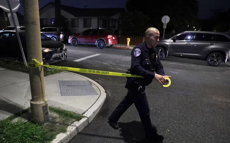 Atirador enviou mensagens à família pouco antes do ataque, dizem investigadores