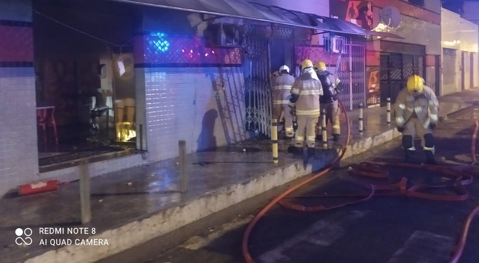 Homem fica ferido após pizzaria pegar fogo na Zona Norte de Aracaju / Foto: Foto: CBM/SE