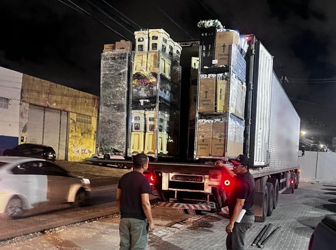 Fiscais da Fazenda identificam carga irregular de flores em Maceió