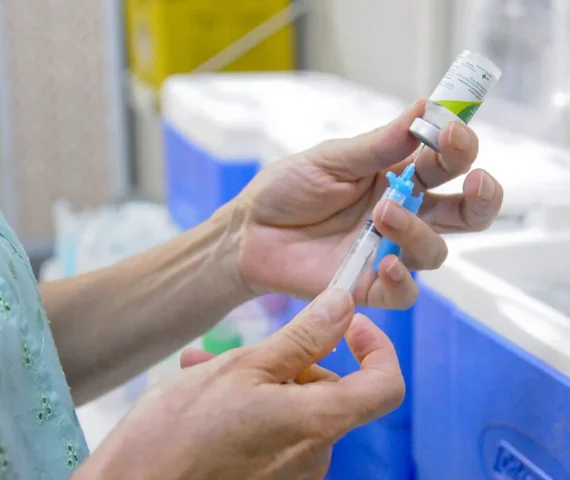 Técnica de enfermagem da Barra de São Miguel é investigada por vender vacinas do SUS