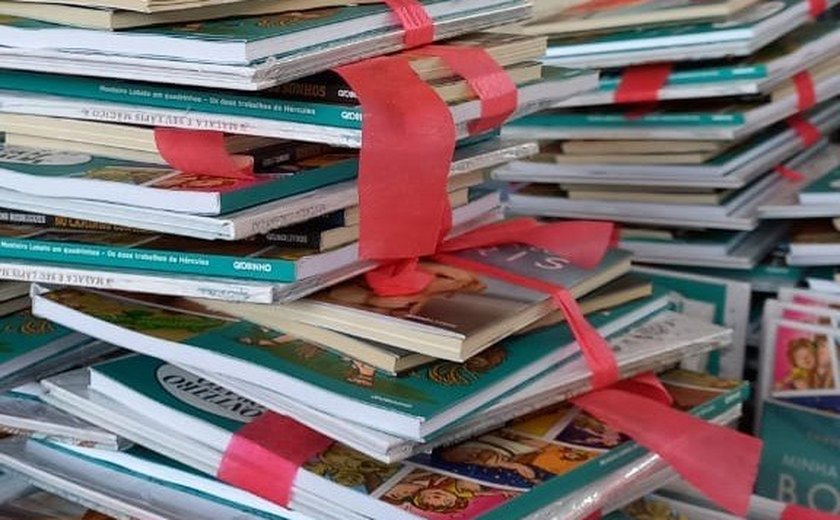 Estudantes das escolas municipais seguem recebendo kits de livros do projeto VaLER a Pena