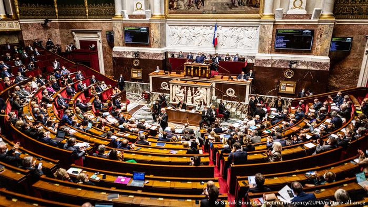 França observa acenos partidários na eleição à Presidência da Assembleia Nacional para projetar futuro governo