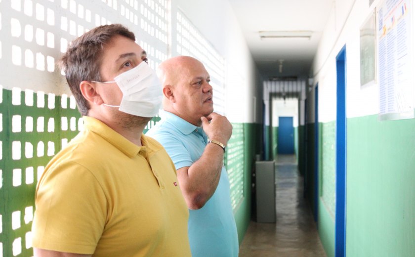 Secretário de Educação realiza visita técnica à escola e Núcleo de Línguas Estrangeiras do Jacintinho