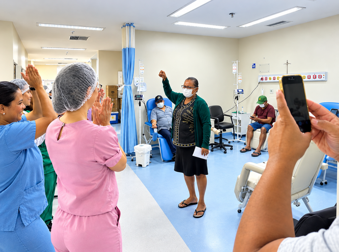 Após tratamento no Hospital Metropolitano, alagoana é curada do mesmo câncer que vitimou o cantor Netinho