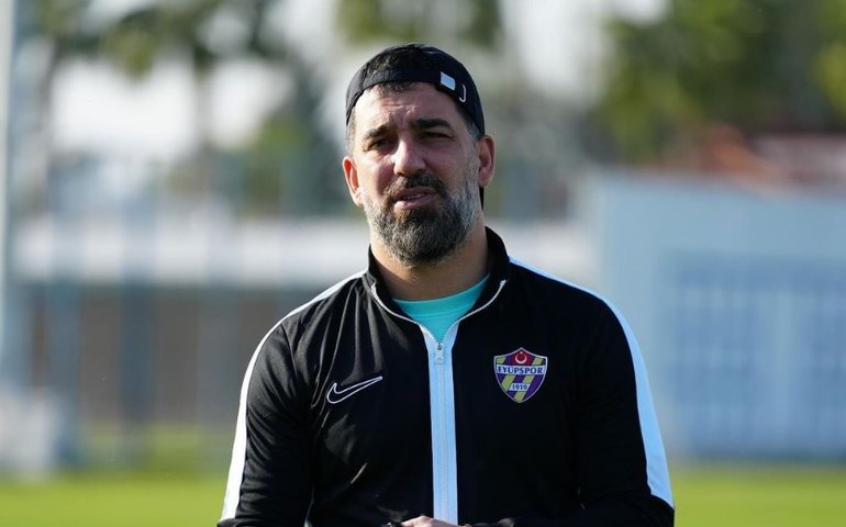 Ex-jogador do Barcelona é acusado de destruir mansão avaliada em R$ 98 milhões