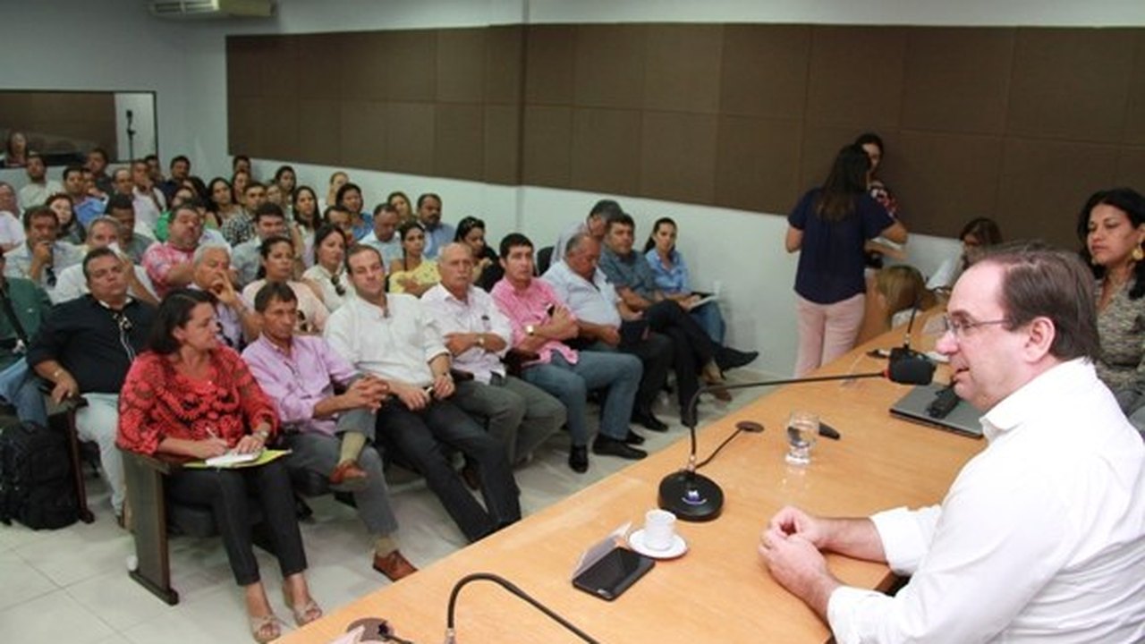 Luciano Barbosa discute parceria para municipalização da Educação