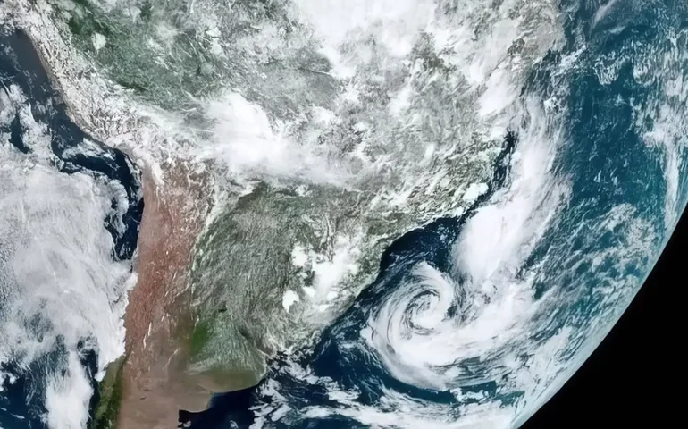 Rajadas de vento causam queda de contêineres em Santos; 1 pessoa morre esmagada