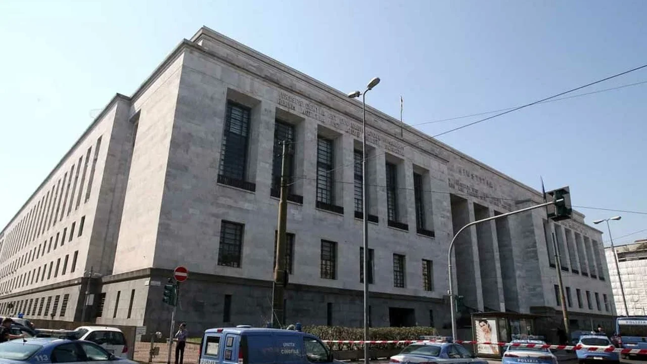Justiça da Itália condena jornalista a indenizar premier em R$ 30 mil por zombar de sua altura nas redes