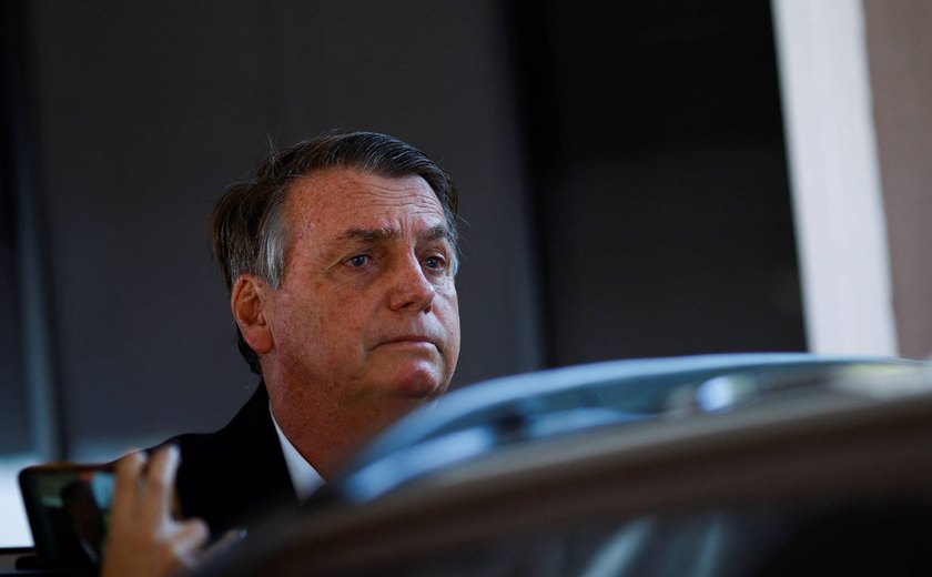 Bolsonaro tem 'melhora parcial', e continuidade da internação será reavaliada ao longo do dia