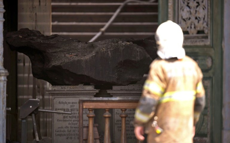 Meteorito é resgatado, mas estado do resto do acervo do museu é incerto