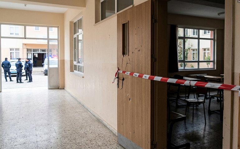 Homem armado invade escola na Turquia e deixa 16 feridos