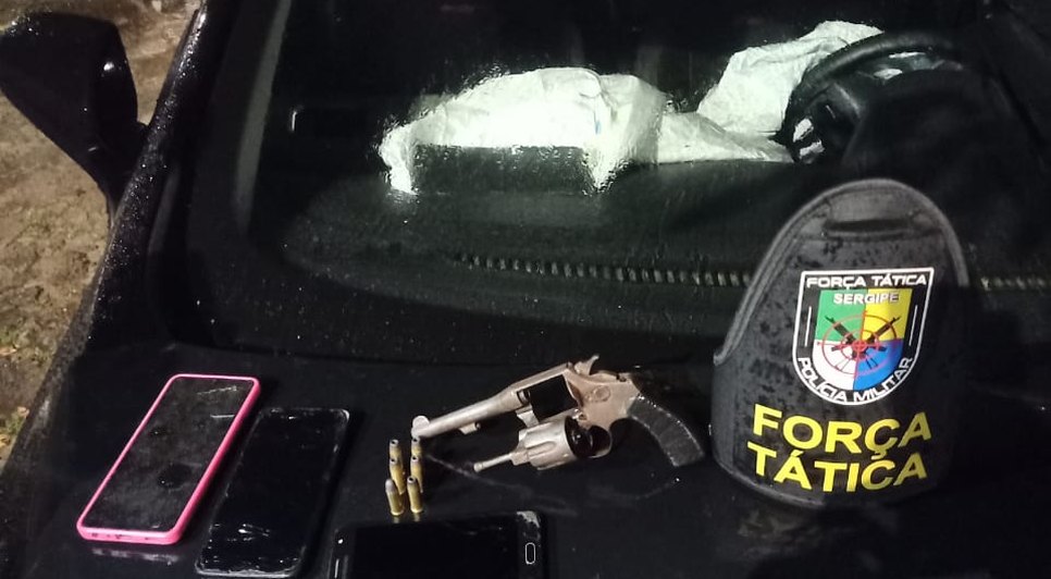 Homens roubam carro, trocam tiros com policiais e batem contra residência em Aracaju