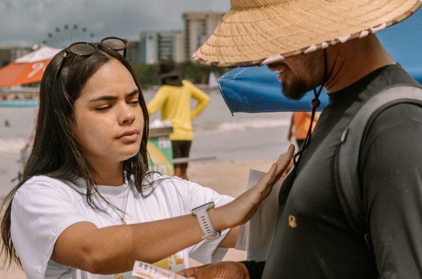 Campanha alerta trabalhadores da Orla Marítima de Maceió sobre os riscos do sol nos lábios