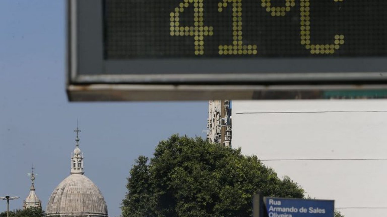 Em meio a onda de calor no Sudeste Asiático, tailandeses invocam chuva com mangá de pelúcia