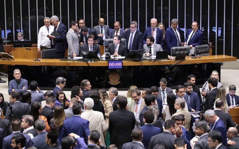 Câmara analisa projeto que libera recursos do Fundo Social para saúde e educação; acompanhe