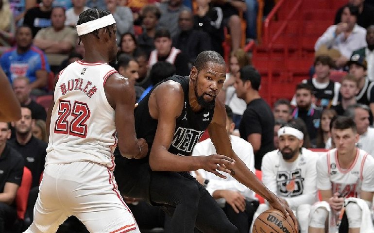 Nets reagem no fim e vencem Heat na NBA, mas Durant sofre lesão e preocupa