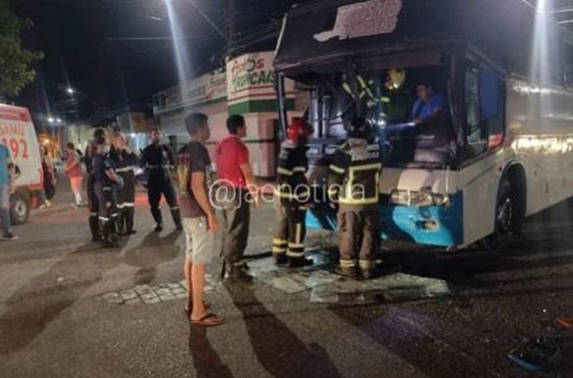 Colisão entre dois ônibus com estudantes deixa pessoas feridas em Arapiraca