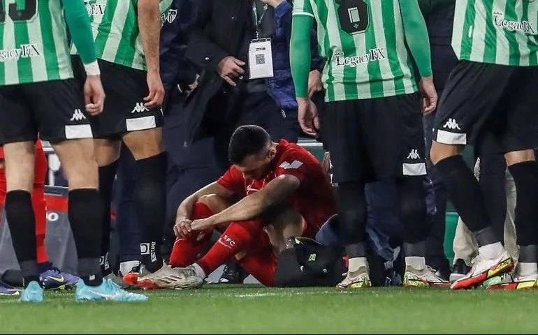 Torcida do Betis arremessa barra em jogador do Sevilla e clássico é suspenso