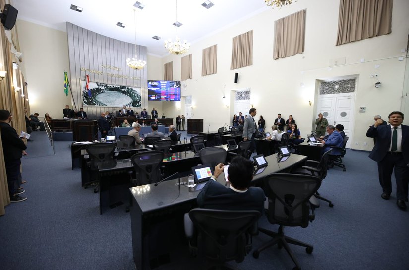 Plenário inicia discussão de PEC que torna obrigatória a execução de emendas de bancada