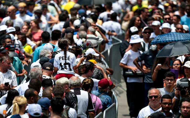 Funeral de Pelé faz relembrar mortes de Elis Regina, Senna e Carmen Miranda
