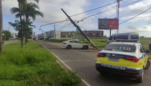 Carro derruba poste de energia na Zona Sul de Aracaju