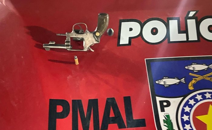 Arma que estava em posse de suspeito foi apreendida dentro de ônibus Arma que estava em posse de suspeito foi apreendida dentro de ônibus