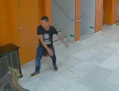 Imagem mostra vândalo destruindo relógio centenário no Palácio do Planalto