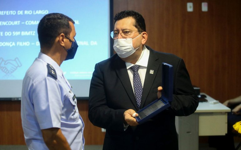 Prefeito de Rio Largo recebe medalha em reconhecimento ao apoio à Força Aérea Brasileira