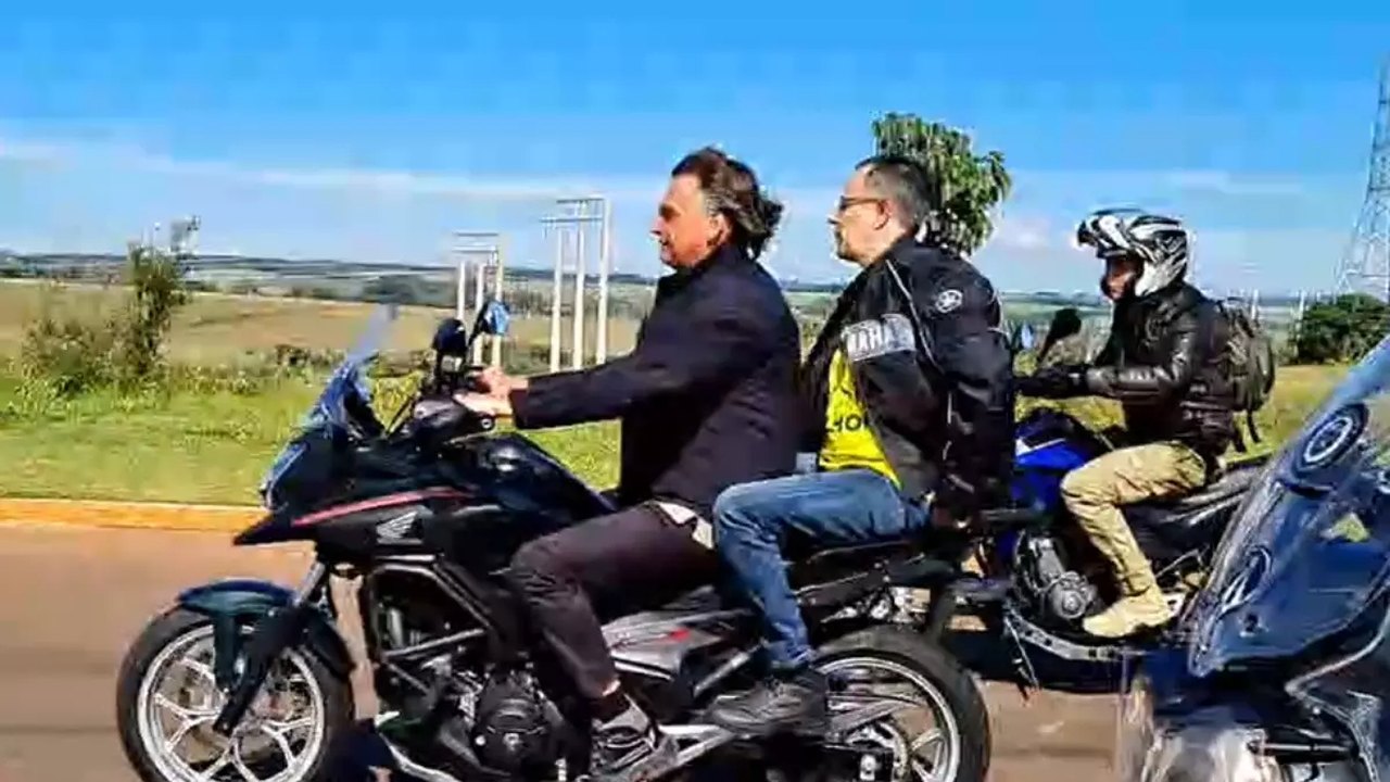 Bolsonaro comete infração de trânsito ao pilotar moto sem capacete no RS