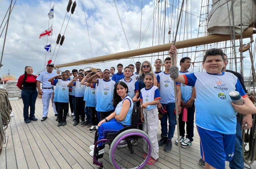 Estudantes da rede municipal se encantam durante visita guiada ao Navio Cisne Branco