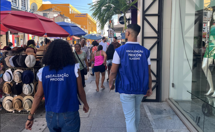 Funcionários do Procon vão às ruas fazer pesquisa sobre preços de presentes