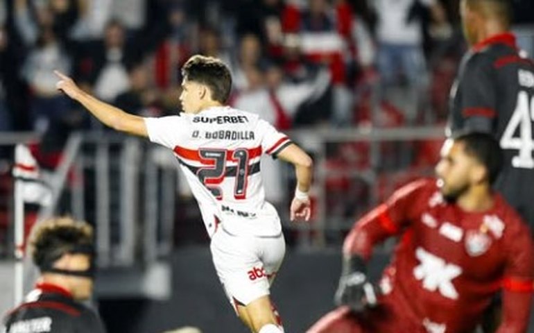 São Paulo derrota Vitória por 2 a 0 no MorumBis e chega ao 5º triunfo seguido no Brasileiro
