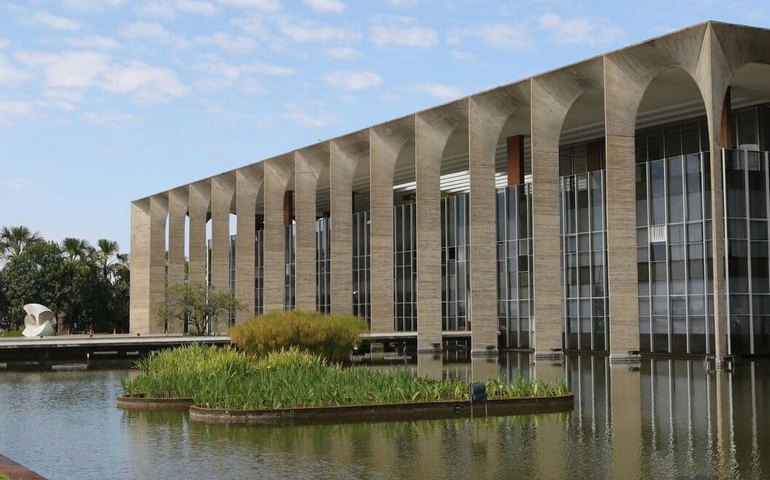 Brasil diz acompanhar com atenção o que acontece no Equador e se solidariza com presidente do país