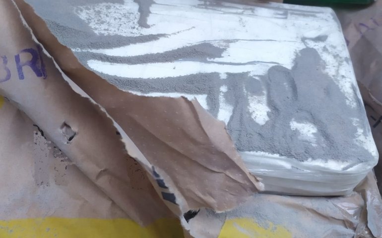 Receita pega 662 kg de cocaína em carga de argamassa no Porto de Santos (SP)