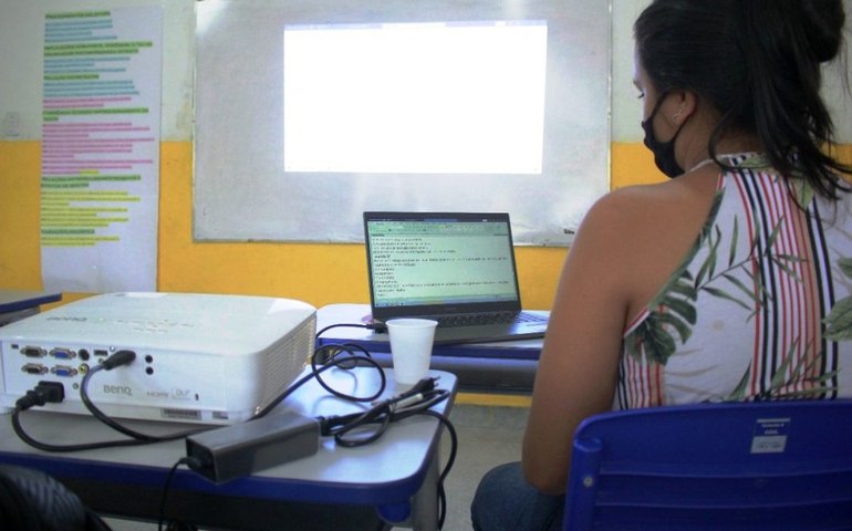 Situação de emergência em Penedo gera retomada das aulas remotas pela Semed