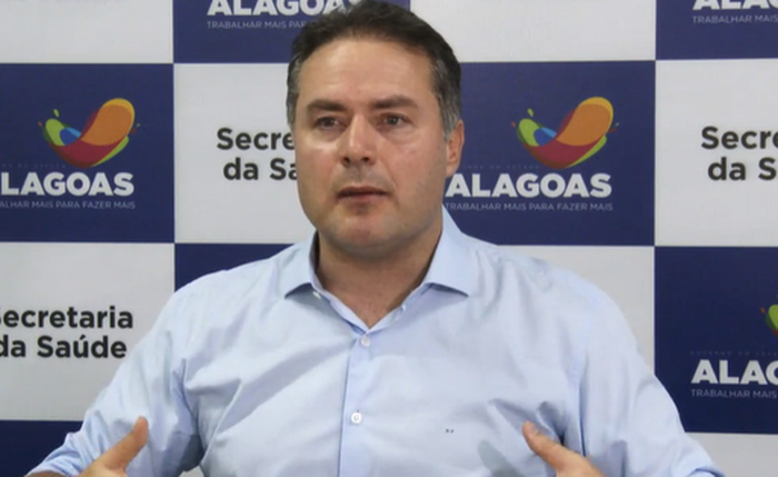 O governador Renan Filho durante live