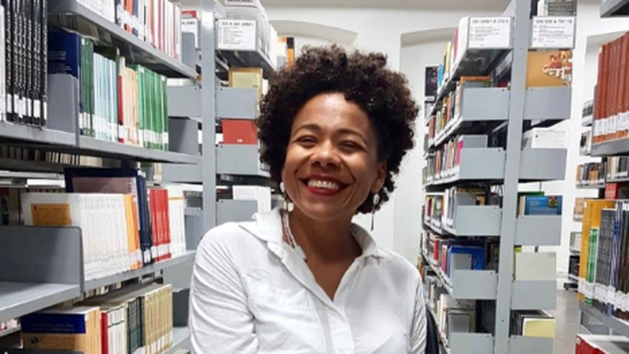 Ex-diretora de escola na Maré narra em livro como enfrentou a violência: 'Difícil era manter as crianças no chão durante o confronto'