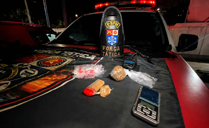 Polícia Militar encontrou maconha, crack, balança de precisão e um rádio comunicador